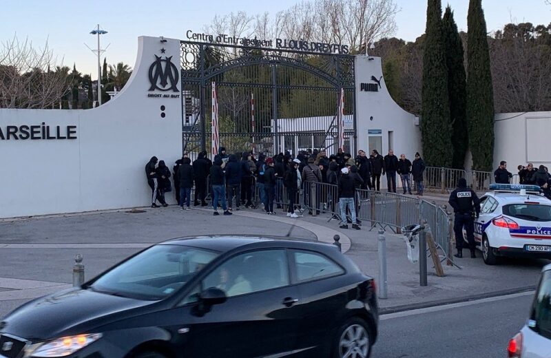 Des supporters en colère ont tenté de pénétrer dans la Commanderie