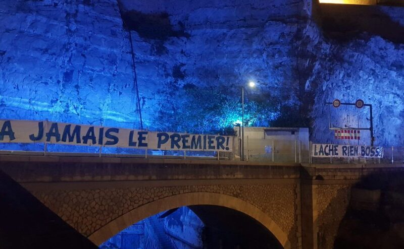 Des banderoles de soutien à Tapie dans Marseille
