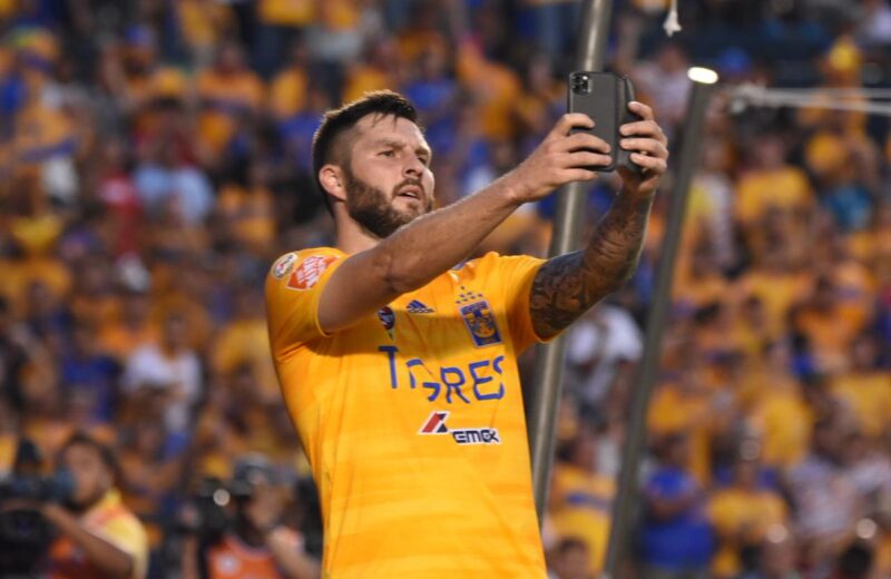 Gignac célèbre son but à la Balotelli