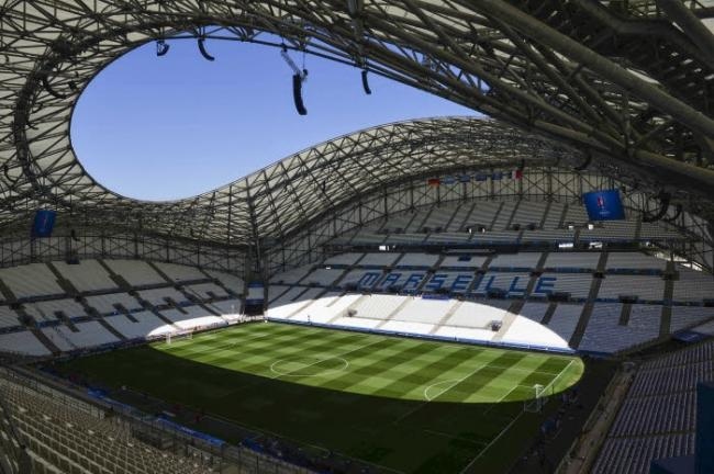 Une pelouse toute neuve au Vélodrome pour la reprise