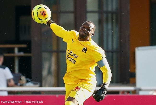 Mandanda : « Ce sera un groupe serré »