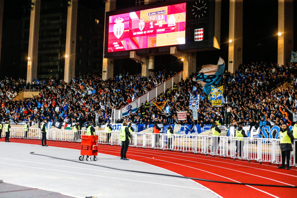 Parcage visiteur des supporters marseillais au stade Louis-II de Monaco.
