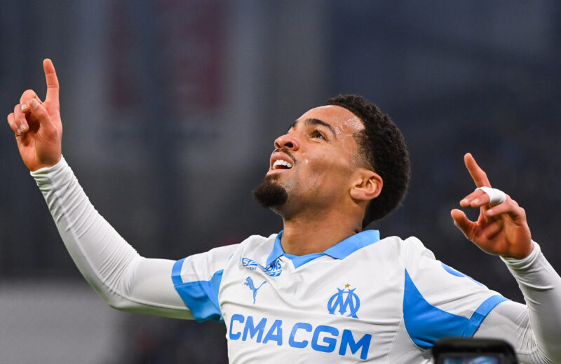 Nwaneri félicité par les joueurs d&rsquo;Arsenal… et par un Lyonnais