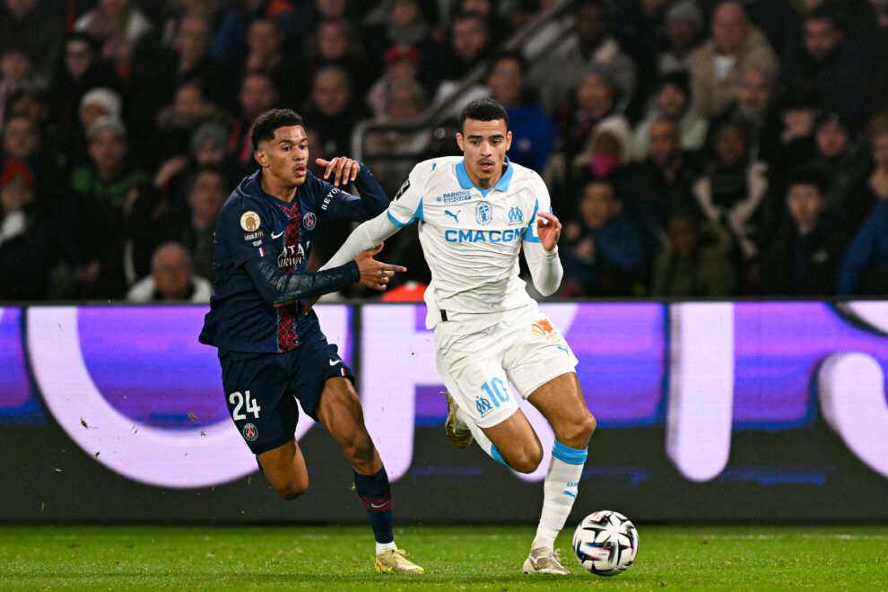 Mason Greenwood au duel avec Senny Mayulu