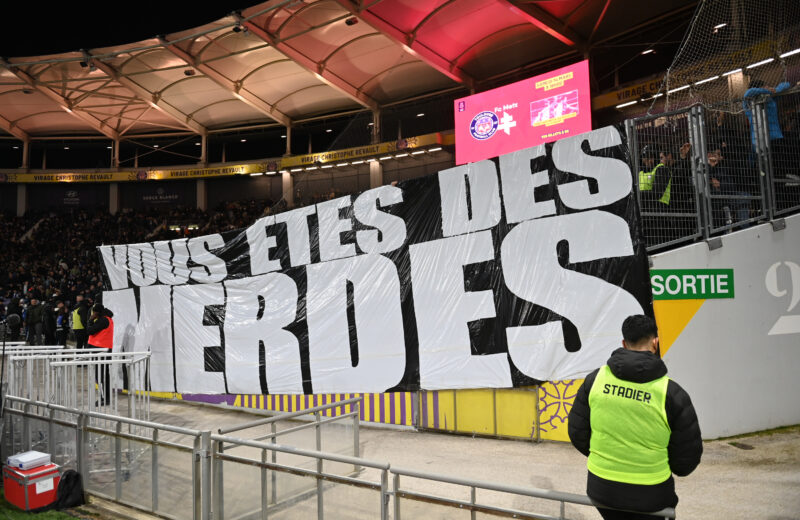 Beye répond aux sifflets et à la banderole des supporters