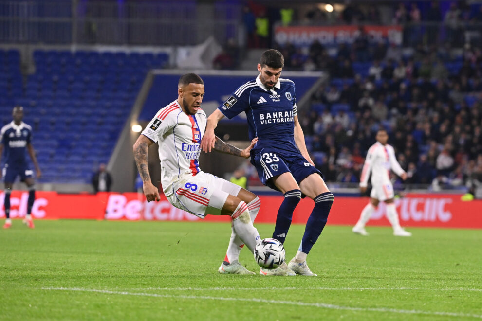 Corentin Tolisso au duel avec Pierre Lees-Melou