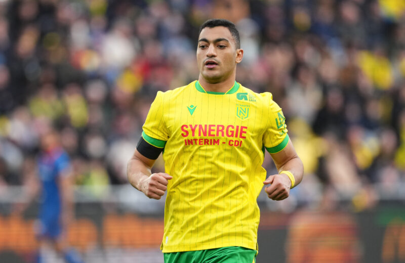 Un joueur du FC Nantes prend la pose avec un maillot de l&rsquo;OM
