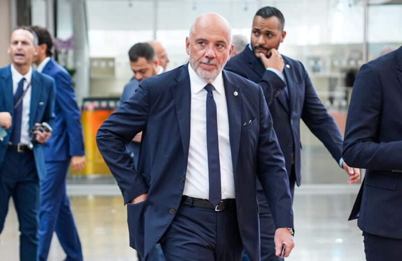 Un consultant réclame des comptes à Richard